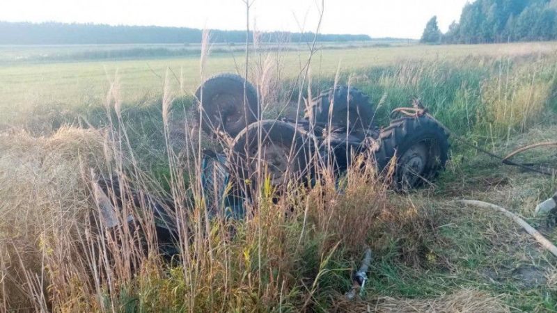 Трактор опрокинулся в Октябрьском районе — спасатели деблокировали водителя